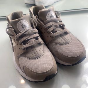 Nike Huarache Sneakers Tan size 6 w 5.5 y limited ed